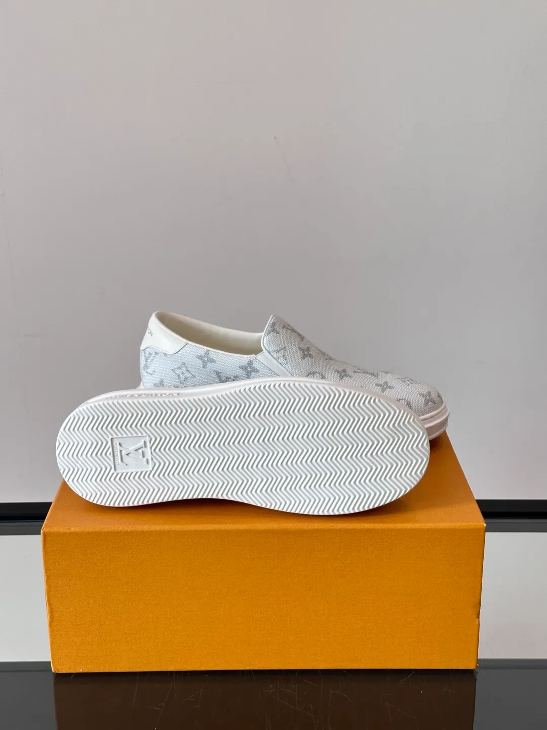 Men's shoes 💰p360 "LOUIS VUITTO＊" Classic presbyopic slip-on loafers are made of classic Damier Gra men's shoes 💰phite canvas, with LV logo embellishment on the shoe body, leather straps decorated with LV metal logo buckles, smooth calf leather trim, and Monogram flower rubber outsole, full of youthful vitality and elegance. Blake craftsmanship and hand-stitched uppers cleverly establish recognition, and the standard sheepskin lining provides a comfortable and soft foot feel! Size: 38-44